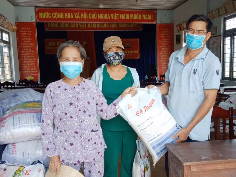 Người dân huyện Hòa Vang nhận hỗ trợ gạo.