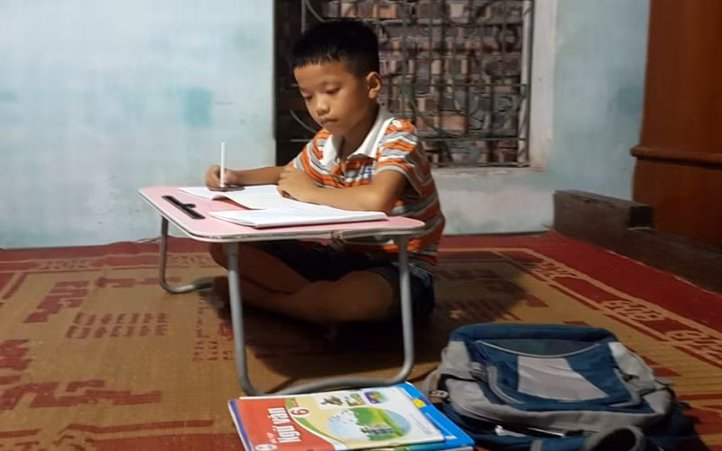 Em Nguyễn Đức Trung, lớp 6B Trường tiểu học và THCS An Vũ (huyện Quỳnh Phụ, tỉnh Thái Bình) không có thiết bị học trực tuyến.
