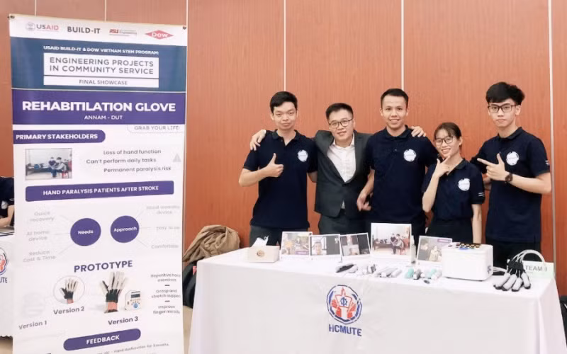 Bốn bạn trẻ cùng sản phẩm của mình tại cuộc thi EPICS.