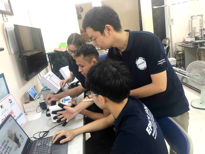 Nhóm ANNAM đang cố gắng hoàn thiện hơn sản phẩm. Sáng tạo “Găng tay phục hồi chức năng” cho người đột quỵ -0