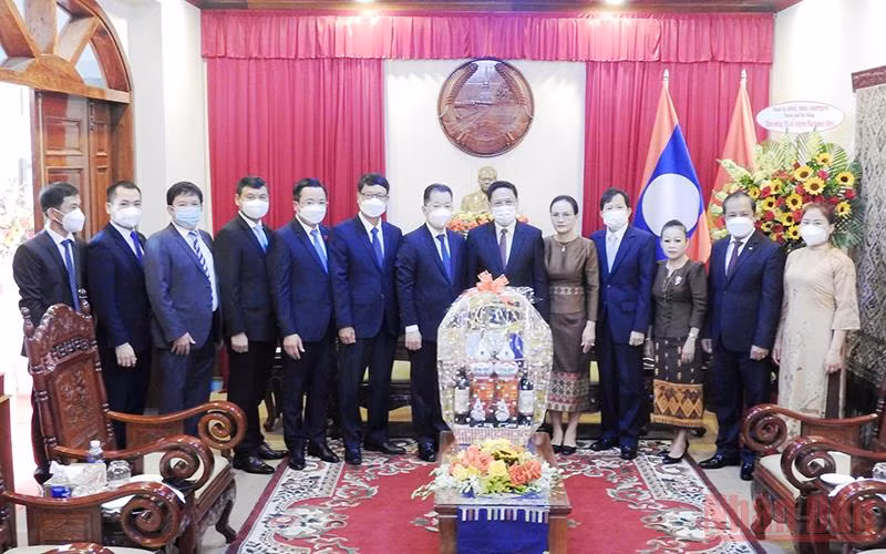 Đoàn đại biểu thành phố Đà Nẵng thăm, chúc Tết cổ truyền Bunpimay tại Tổng Lãnh sự quán Lào tại Đà Nẵng.