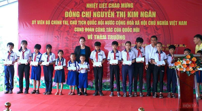 Chủ tịch Quốc hội Nguyễn Thị Kim Ngân tặng học bổng cho học sinh cụm trường Tiểu học - THCS Thạnh Hưng. Chủ tịch Quốc hội thăm, tặng quà tại vùng căn cứ cách mạng -0