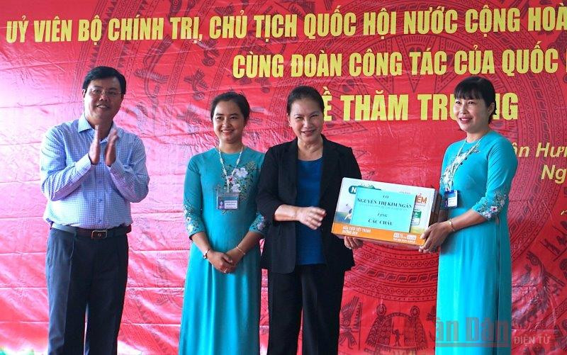 Chủ tịch Quốc hội Nguyễn Thị Kim Ngân tặng sữa cho Trường mẫu giáo Sơn Ca. Chủ tịch Quốc hội thăm, tặng quà tại vùng căn cứ cách mạng -0
