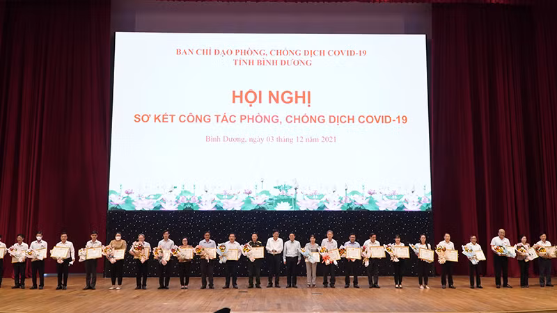 Bình Dương biểu dương và khen thưởng tập thể, cá nhân có thành tích trong công tác phòng, chống dịch -0