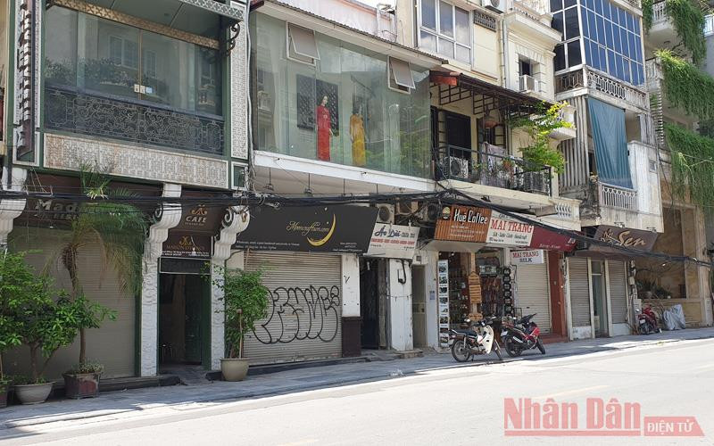 Một đoạn phố Hàng Gai, con phố vẫn tấp nập du khách trước đại dịch hơn một năm nay vẫn im lìm chờ ngày du khách trở lại (Ảnh: N.T) Giữ chân nhân lực du lịch: không chỉ là câu chuyện sinh kế -0