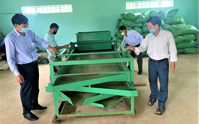 Hợp tác xã nông nghiệp và dịch vụ Quyết Tiến, xã Quảng Hiệp, huyện Cư M’gar, tỉnh Đắk Lắk chuẩn bị máy móc phục vụ chế biến cà-phê niên vụ 2021-2022. Sản xuất nông nghiệp ở Đắk Lắk đi đầu thích ứng với trạng thái bình thường mới -0
