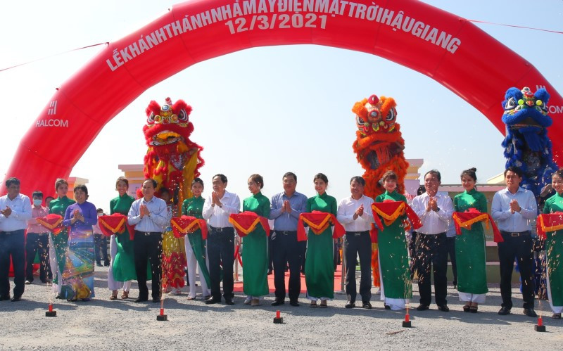 Nghi thức cắt băng khánh thành nhà máy.