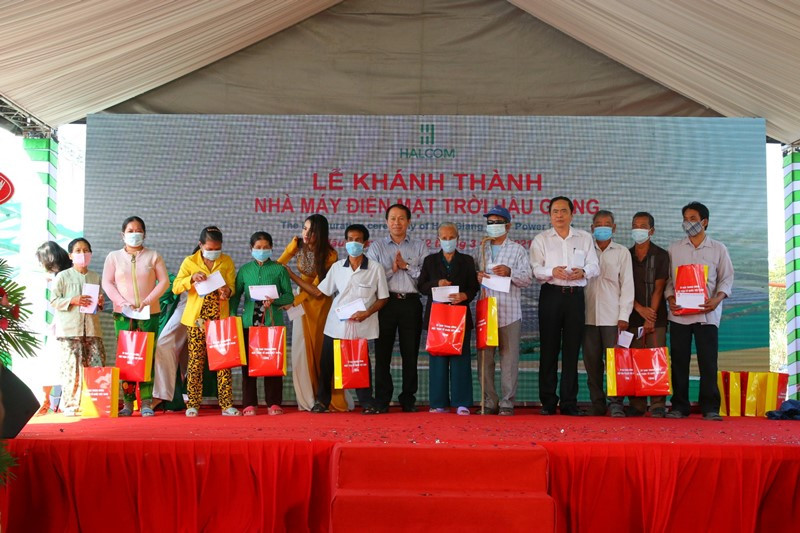 Tặng quà cho hộ nghèo xã Hòa An. Khánh thành nhà máy điện mặt trời tại Hậu Giang -0