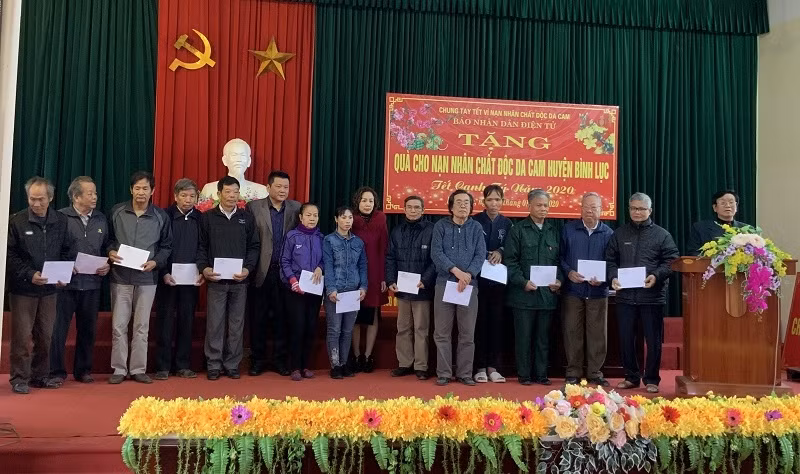 Ngày 12/1/2020, trước thềm Tết Nguyên đán Canh Tý, Báo Nhân Dân điện tử đã phối hợp cùng Hội nạn nhân chất độc da cam (NNCĐDC) huyện Bình Lục tổ chức gặp mặt và trao tặng gần 300 suất quà “Tết ấm” cho các nạn nhân bị nhiễm chất độc da cam trong huyện.
