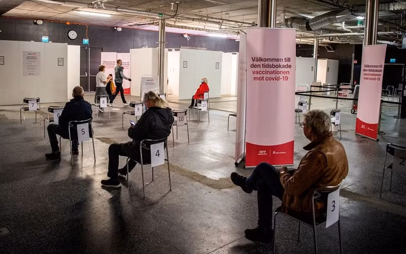 Xếp hàng chờ tiêm ngừa Covid-19 tại Stockholm, Thụy Điển. (Ảnh: TT News/Reuters)