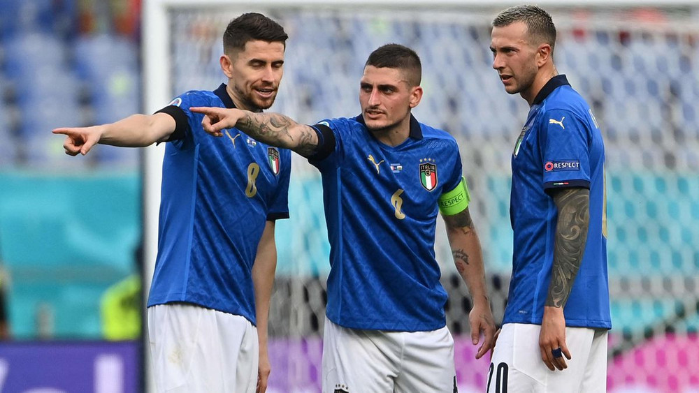 Jorginho (trái) và Verratti (giữa) là cặp tiền vệ trung tâm có vai trò quan trọng ở tuyến giữa của Italia. (Ảnh: Getty Images) Những cái nhất của Italia tại EURO 2020 -0