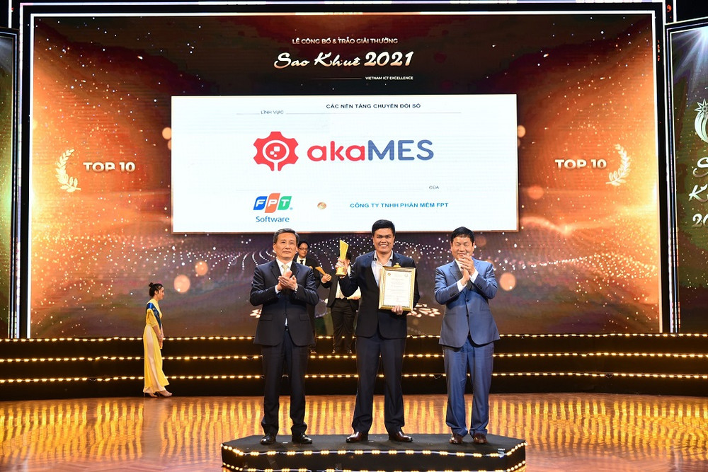 Ông Nguyễn Đức Hiển, Giám đốc Phát triển kinh doanh akaMES, Tập đoàn FPT nhận giải Top 10 Sao Khuê 2021. FPT có hai giải pháp chuyển đổi số lọt Top 10 Sao Khuê 2021 -0