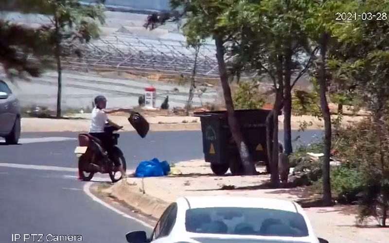 Hành vi bỏ rác thải không đúng quy định của ông H được camera ghi lại