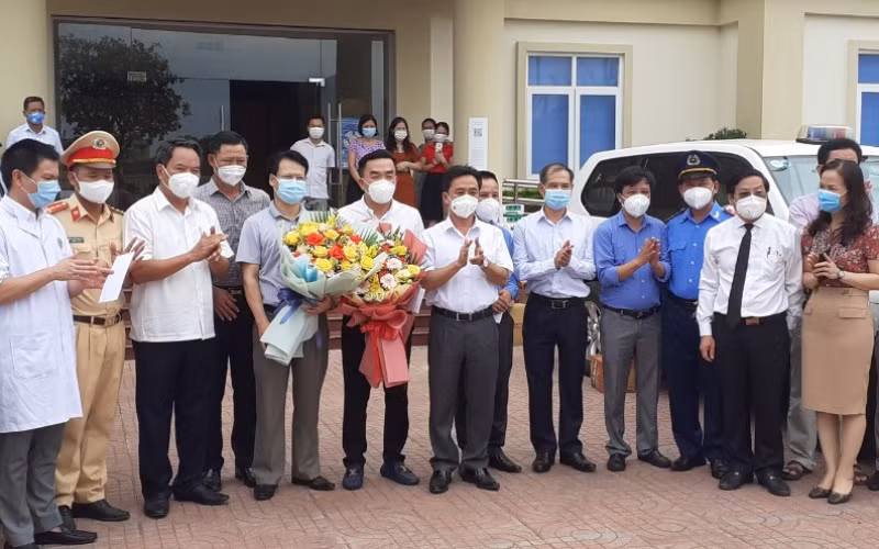 Lãnh đạo tỉnh Hà Tĩnh động viên tổ công tác trước khi lên đường làm nhiệm vụ. 