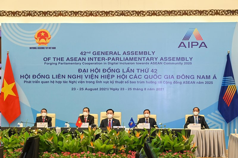 Chủ tịch Quốc hội Vương Đình Huệ cùng các Phó Chủ tịch Quốc hội tại lễ khai mạc. 