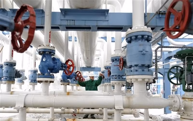 Công nhân kiểm tra định kỳ hệ thống đường ống dẫn khí đốt tại trung tâm kiểm soát khí tự nhiên ở Hajduszoboszlo, cách Budapest (Hungary) hơn 200 km về phía đông. (Ảnh: AFP/TTXVN)