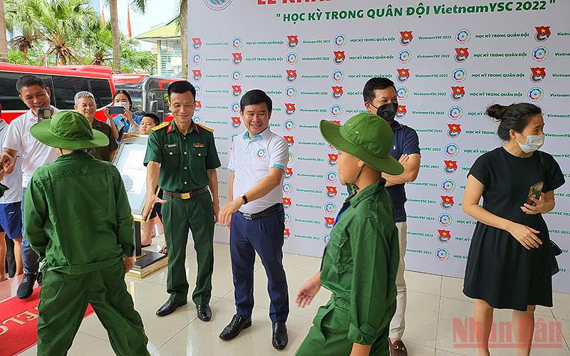 Giám đốc Trung tâm Hỗ trợ thanh thiếu nhi Việt Nam Cái Quang Bình (áo trắng trong ảnh) cùng đại diện các đơn vị trong quân đội và phụ huynh tiễn các chiến sĩ nhỏ tuổi lên đường. Chiến sĩ “nhí” lên đường tham gia “Học kỳ trong quân đội” -0