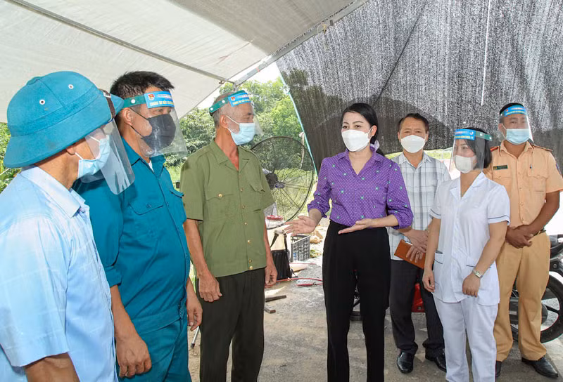 Đồng chí Hoàng Thị Thúy Lan, Bí thư Tỉnh ủy Vĩnh Phúc kiểm tra hoạt động các chốt kiểm soát ra, vào tỉnh. (Ảnh: KHÁNH LINH) 