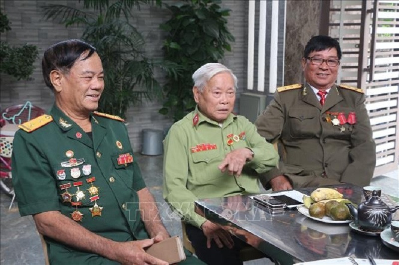 Cựu chiến binh Trần Xuân Kình (giữa) cùng đồng đội lính Trường Sơn kể những câu chuyện về Trung đoàn pháo cao xạ 367 chiến đấu tại chiến trường Điện Biên Phủ. 68 năm Chiến thắng Điện Biên Phủ: Vẹn nguyên ký ức của người lính pháo cao xạ -0