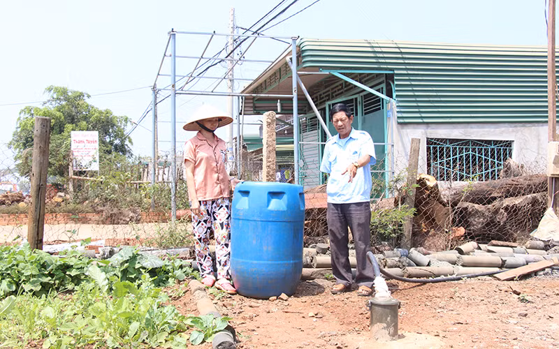 Nhiều người dân xã Đắk R'la đầu tư cả trăm triệu đồng khoan giếng tìm nước nhưng vẫn không có nước sử dụng.