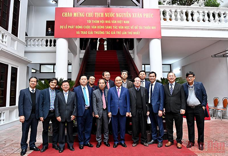 Chủ tịch nước Nguyễn Xuân Phúc và các lãnh đạo Hội Nhà văn Việt Nam và các đại biểu. (Ảnh: ĐĂNG KHOA) Văn học phải đi trước một bước, biến tinh hoa văn hóa dân tộc thành sức mạnh nội sinh cho sự phát triển đất nước -0