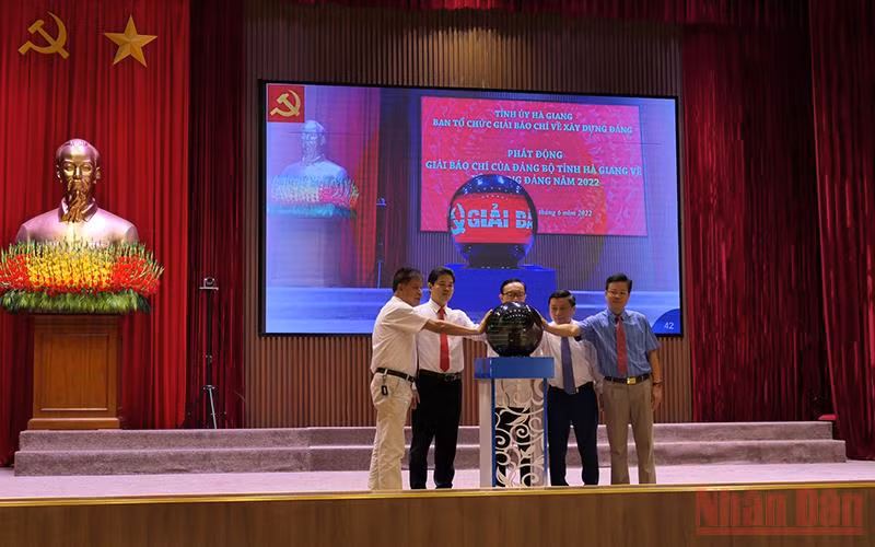 Các đồng chí lãnh đạo tỉnh Hà Giang bấm nút phát động Giải báo chí về công tác xây dựng Đảng.