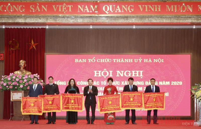 Chủ tịch UBND TP Hà Nội Chu Ngọc Anh trao Cờ thi đua của UBND thành phố Hà Nội cho các đơn vị có thành tích xuất sắc. (Ảnh: Duy Linh) Giúp thành phố thực hiện hiệu quả việc thí điểm quản lý theo mô hình chính quyền đô thị -0