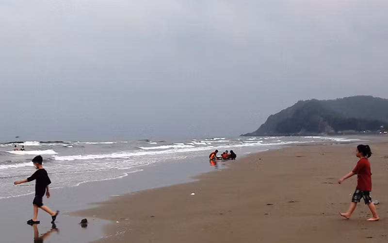 Bãi biển Nghi Sơn, tỉnh Thanh Hóa.