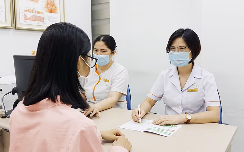 ThS, BS Trịnh Thị Thúy, chuyên khoa sản phụ khoa đang thăm khám cho bệnh nhân.