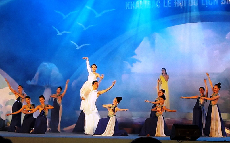 Tiết mục hát múa “Nghi Sơn đất biển quê mình” trong chương trình nghệ thuật “Sắc màu của biển”. Khai trương du lịch biển Nghi Sơn -0