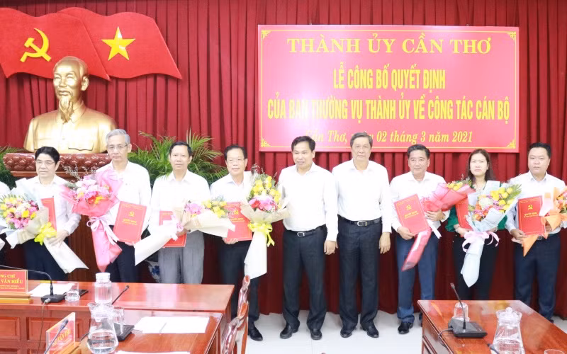 Bí thư và Phó Bí thư Thành ủy Cần Thơ trao quyết định cho các cán bộ.