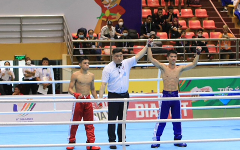 Trọng tài công bố chiến thắng chung cuộc cho Huỳnh Văn Tuấn. Kickboxing Việt Nam có thêm 3 vận động viên lọt vào vòng chung kết SEA Games 31 -0