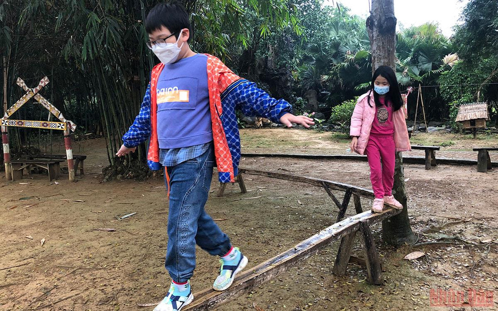 Trẻ em chơi trong khuôn viên Làng Ba Na. (Ảnh: TUYẾT LOAN) Làng Văn hóa Du lịch các dân tộc Việt Nam: Khai xuân khởi sắc -0