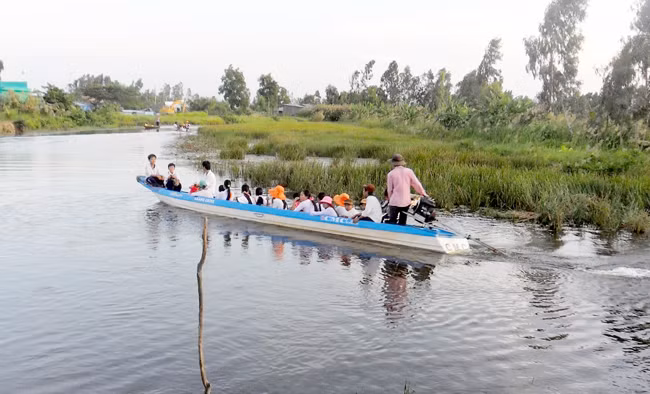 Học sinh đến Điểm trường đội 9 (Trường tiểu học Đỗ Thừa Luông) bằng đò.