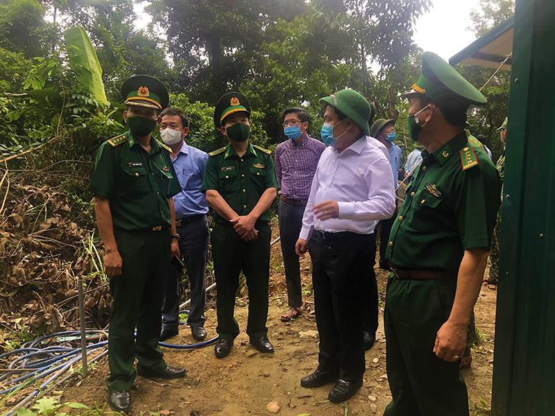 Lãnh đạo tỉnh Quảng Bình kiểm tra hoạt động của chốt chống dịch tại Cửa khẩu quốc tế Cha Lo. Quảng Bình tặng thiết bị phòng, chống dịch cho tỉnh Khăm Muộn (Lào) -0