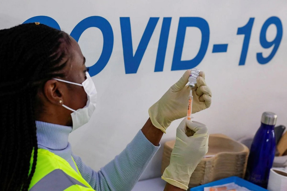 Tiêm vaccine ngừa Covid-19 của AstraZeneca tại Anh. Ảnh: Reuters.