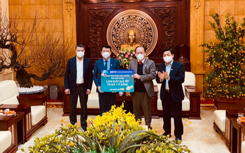 Đại diện Ngân hàng Đầu tư và Phát triển Việt Nam trao quà Tết cho nhân dân tỉnh Bắc Giang. Chánh Văn phòng Trung ương Đảng Lê Minh Hưng thăm, tặng quà Tết tại Bắc Giang -0