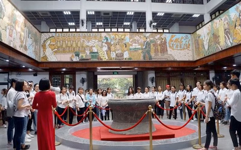 Các em học sinh tham quan Bảo tàng Hùng Vương (Phú Thọ).