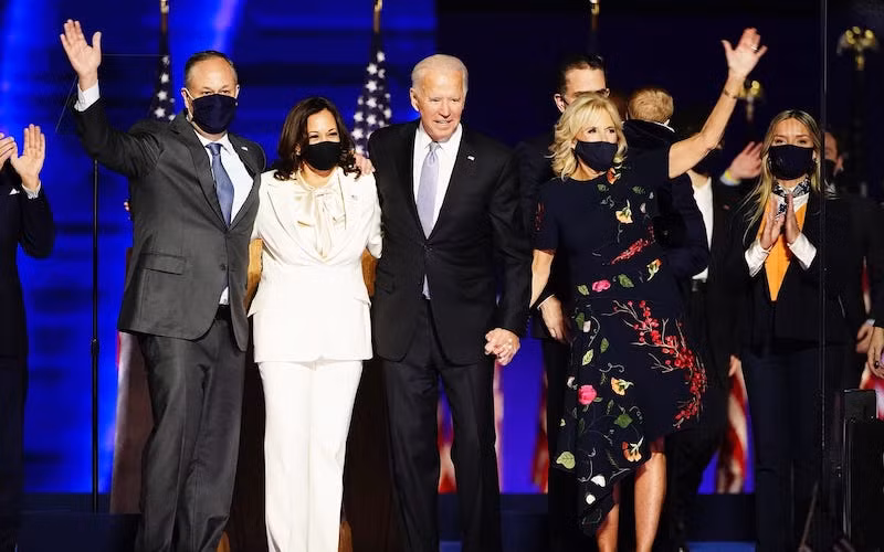 Ông Joe Biden (thứ hai, bên phải) và vợ Jill Biden (ngoài cùng, bên phải), cùng bà Kamala Harris (thứ hai, bên trái) và chồng Doug Emhoff (ngoài cùng, bên trái). (Ảnh: USD Today)