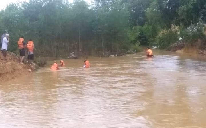 Lực lượng Cảnh sát PCCC và cứu hộ, cứu nạn Công an tỉnh Vĩnh Phúc đã có mặt tại hiện trường tìm kiếm nạn nhân.