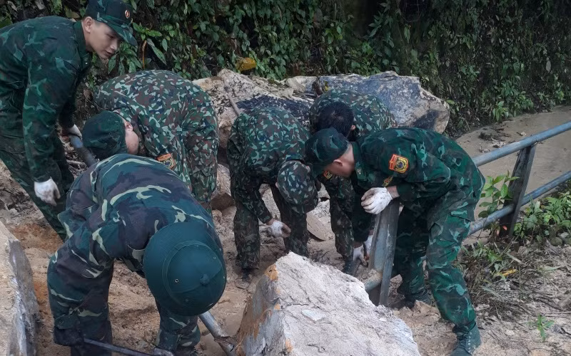 Cán bộ, chiến sĩ Đồn Biên phòng A Pa Chải khắc phục sạt lở trên đường đi mốc 0 - A Pa Chải.