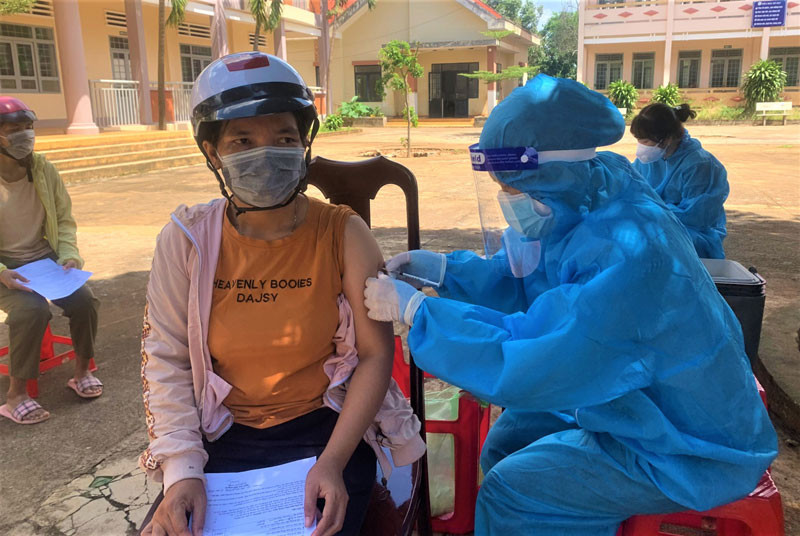 Ngày 30/9, ngành y tế TP Buôn Ma Thuột tiến hành tiêm vaccince phòng Covid-19 cho các đối tượng có nguy cơ cao ở buôn Tơng Ju, Ea Bông và thôn Cao Thắng, xã Ea Kao. TP Buôn Ma Thuột tăng cường phòng, chống dịch sau khi phát hiện 2 ổ dịch -0