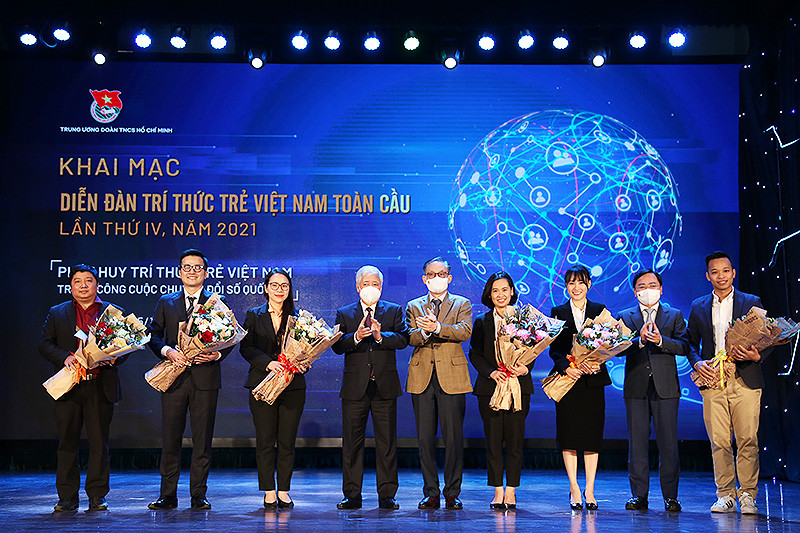 Các đồng chí lãnh đạo Đảng, Nhà nước, đại diện các bộ, ban, ngành trao hoa chúc mừng Ban tổ chức Diễn đàn tại buổi lễ. Trí thức trẻ Việt Nam toàn cầu khơi sáng tạo, đẩy mạnh chuyển đổi số -0