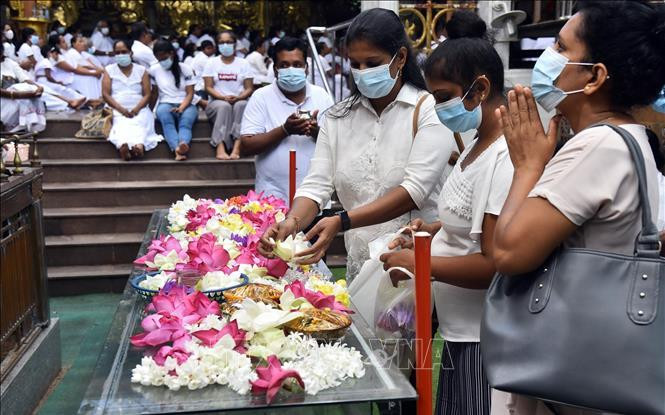 Người dân tham gia các hoạt động mừng Đại lễ Phật Đản tại Chùa Gangarama ở Colombo, Sri Lanka, ngày 15/5/2022. (Ảnh: THX/TTXVN)