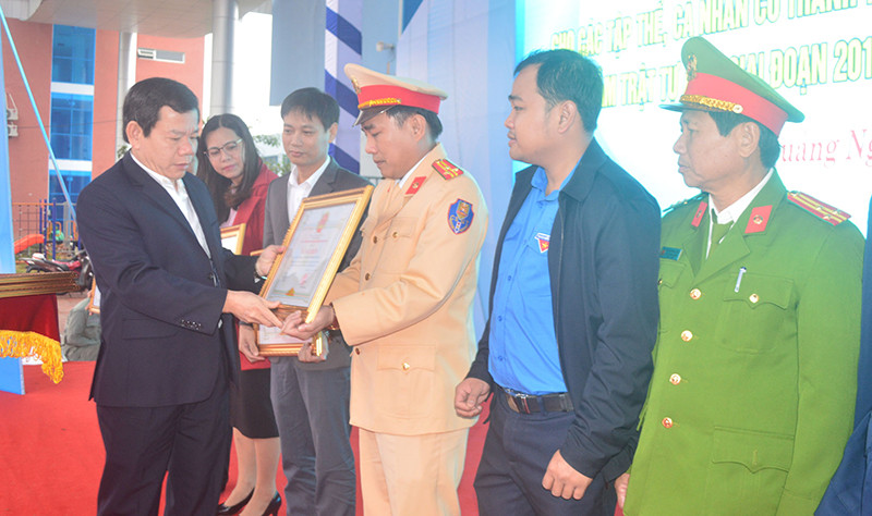 Chủ tịch UBND tỉnh Quảng Ngãi Đặng Văn Minh tặng bằng khen cho các tập thể có thành tích xuất sắc trong công tác bảo đảm trật tự ATGT giai đoạn 2016-2020. Quảng Ngãi ra quân hưởng ứng Năm an toàn giao thông 2021 -0