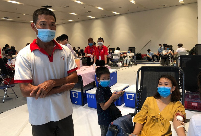 Cháu gái ông Truyền - chị Nguyễn Thị Thúy Quỳnh cũng đưa con đi tham gia hiến máu lần này. IMG_4401-1596349178757.jpg