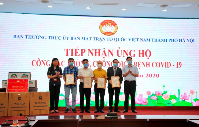 Mặt trận Tổ quốc Việt Nam thành phố Hà Nội tiếp nhận ủng hộ công tác phòng, chống dịch bệnh Covid-19. Ảnh: Duy Linh 10 sự kiện tiêu biểu của Thủ đô Hà Nội năm 2020 -0