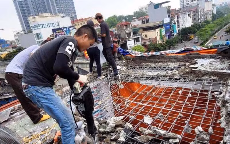 Lực lượng chức năng phá dỡ phần diện tích vi phạm trật tự xây dựng. (Ảnh: Ngọc An)