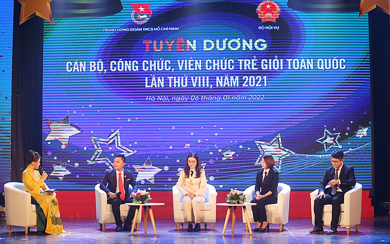 Các “cán bộ, công chức, viên chức trẻ giỏi” tiêu biểu năm 2021 giao lưu, chia sẻ kinh nghiệm thực hiện nhiệm vụ trong khuôn khổ buổi lễ. 3_IMG_8119-1641479686631.jpg