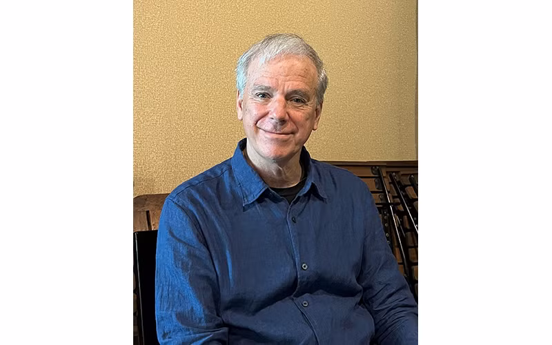 Dan Hambleton là tác giả của ấn phẩm Warm Rain: My journey to the heart of Vietnam (Nhà xuất bản Thế Giới, 2020)